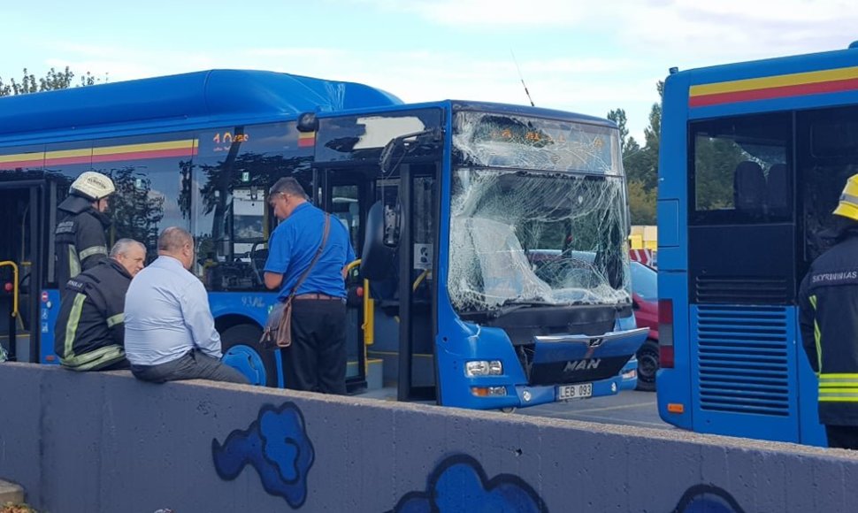 Klaipėdoje per eismo įvykį susidūrė du autobusai, nukentėjo mažiausiai penki žmonės.