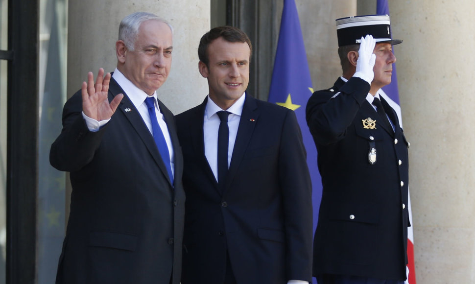 Emmanuelis Macronas su Benjaminu Netanyahu