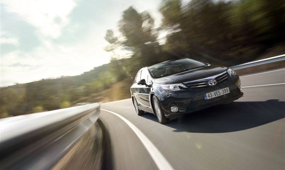 „Toyota Avensis“