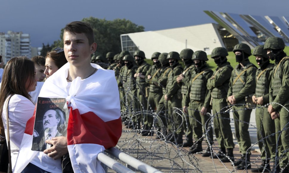Protestuotojas Minske laiko Aliaksandro Lukašenkos nuotrauką