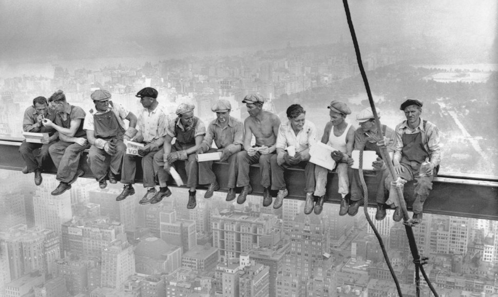 Fotografija „Pietūs dangoraižio viršūnėje“, 1932 m.
