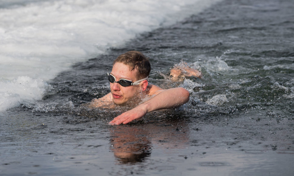Galvės ežere plaukikai išbandė neeilinę pramogą – 25 metrų plaukimo ekete rungtynes