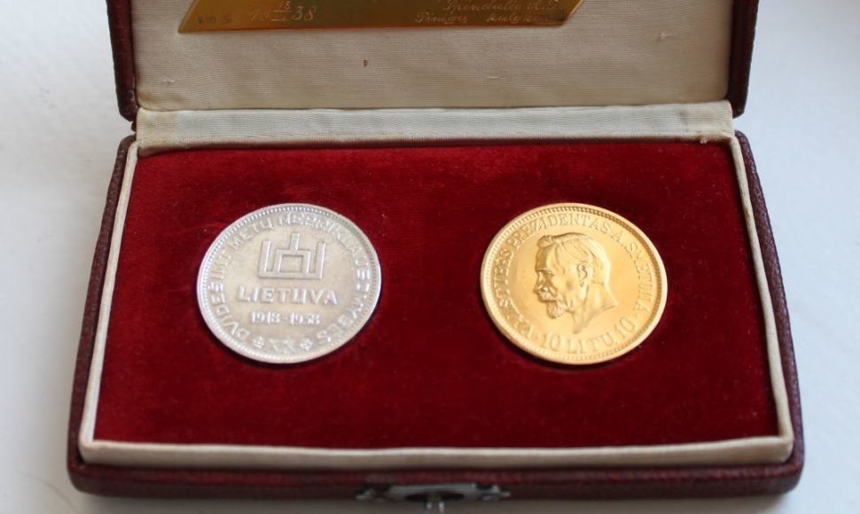 Į Lietuvą grįžta unikali istorinė relikvija – Nepriklausomybės 20-mečiui nukaltos monetos