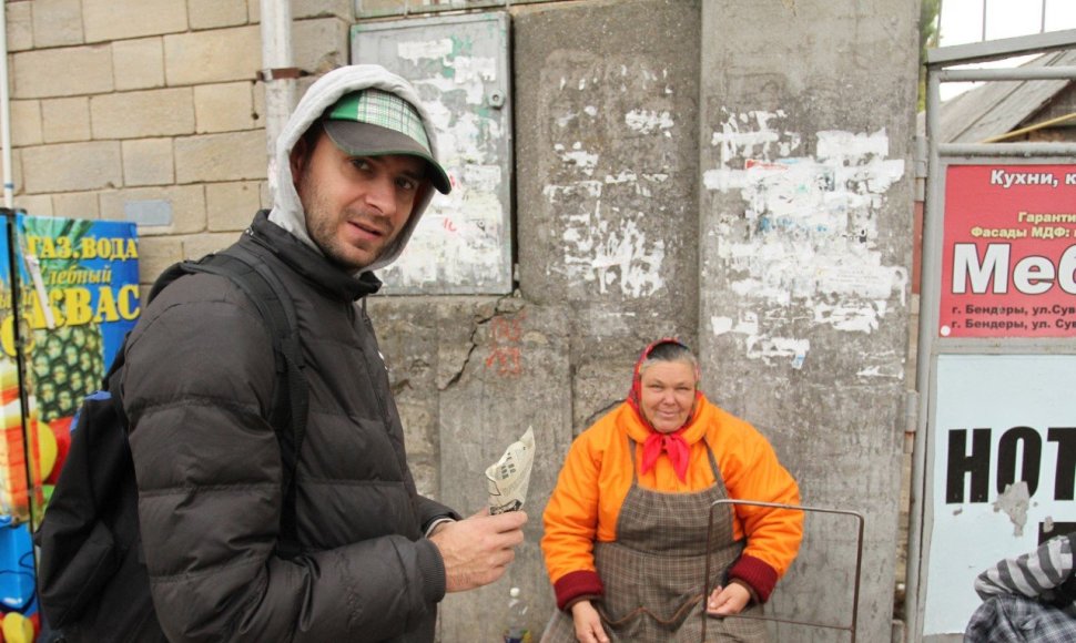 Močiutė pardavinėja saulėgrąžas Benderų mieste Padniestrėje