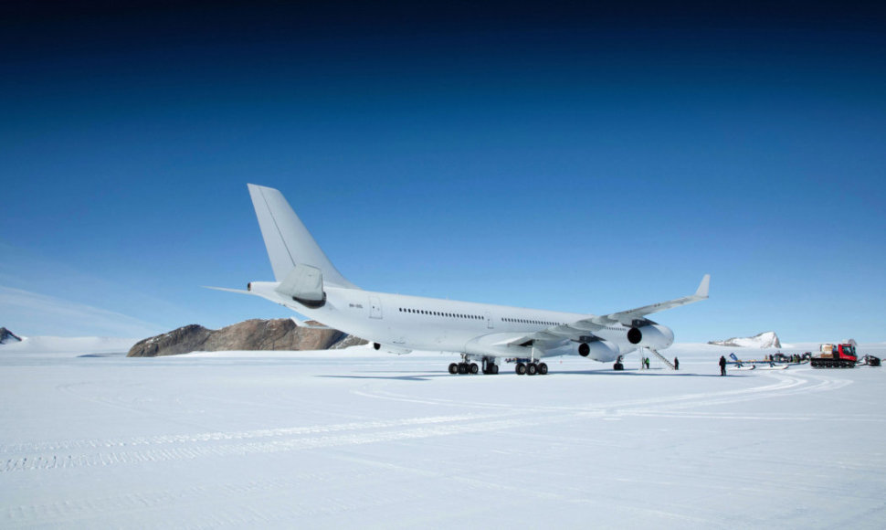 Pirmą kartą Antarktidoje nusileido keleivinis lėktuvas – „Airbus 340“