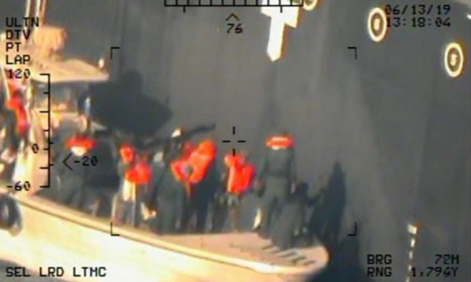 JAV paskelbė daugiau nuotraukų, įrodančių, kad iraniečiai nuo tanklaivio „Kokuka Courageous“ korpuso nuėmė nesprogusią miną