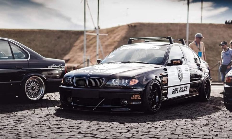 BMW virtęs policijos automobiliu