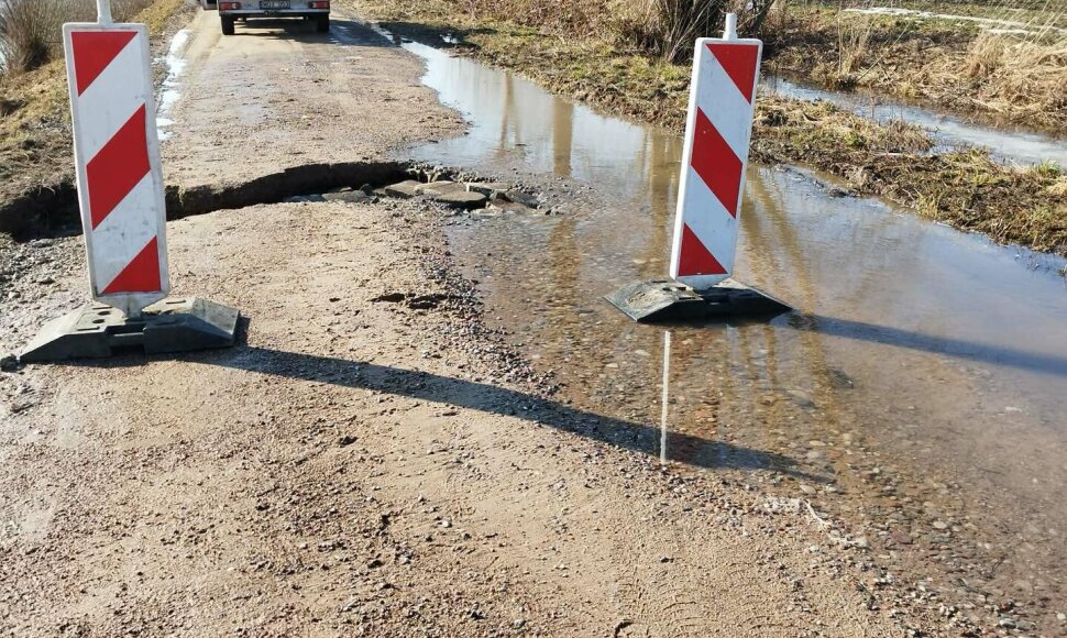 Priekulės seniūnijoje vanduo i&scaron;graužė kelią