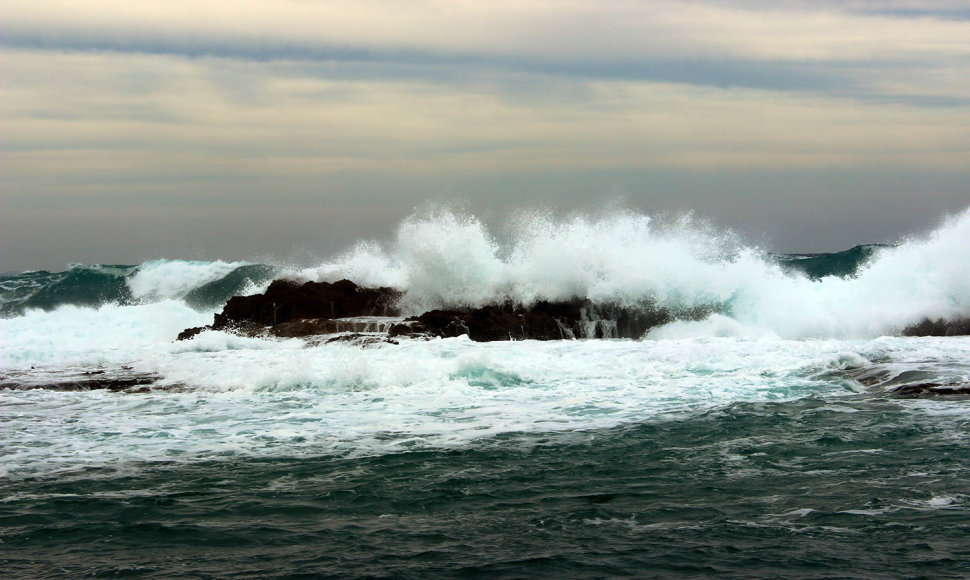 Pakrantės bangos ir vėjas