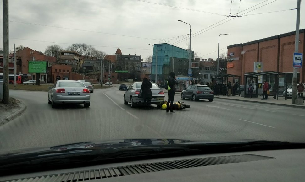 „Peugeot“ ir motociklo avarija Kauno pilies žiede