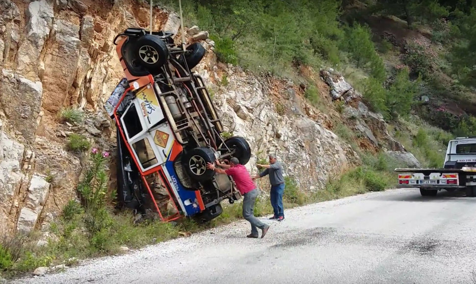 Antalijoje iš vandens iškeltas visureigis