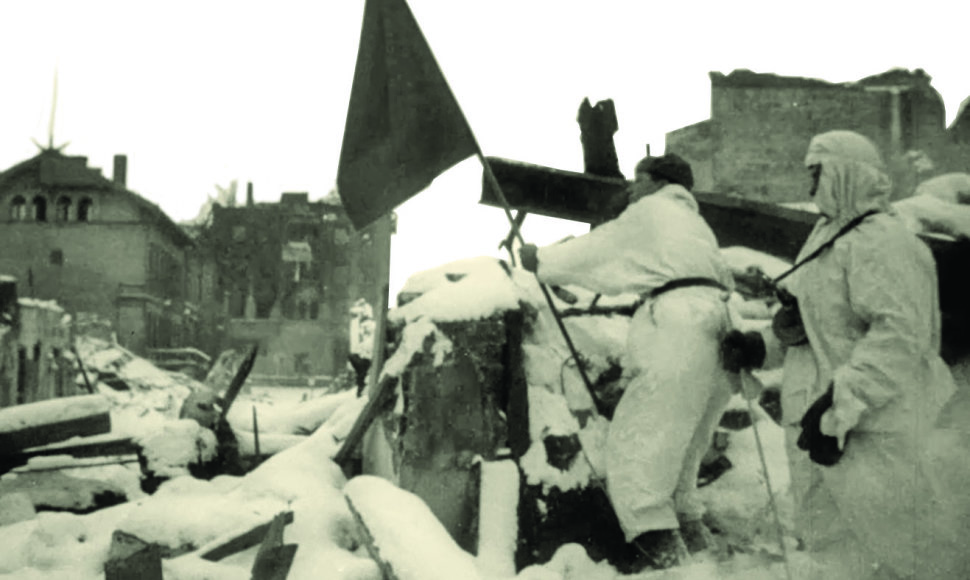Raudonarmiečiai ant apsnigtų Klaipėdos griuvėsių kelia raudonąją vėliavą, 1945 m. sausio 28 d. 