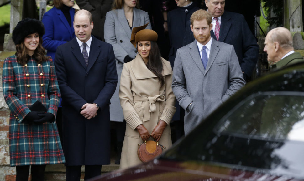 Karališkoji šeima renkasi į kalėdines mišias Sandringame