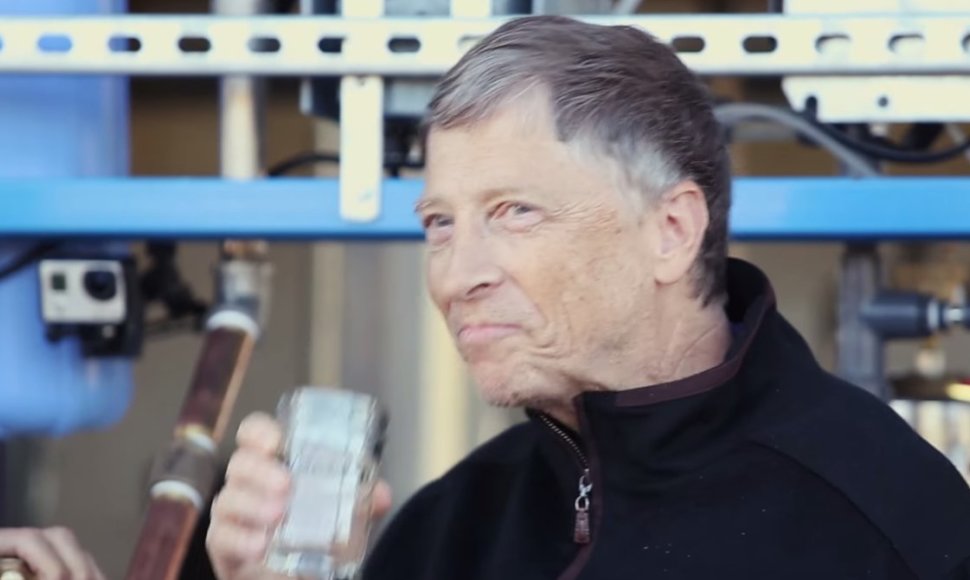Billas Gatesas geria iš išmatų pagamintą vandenį