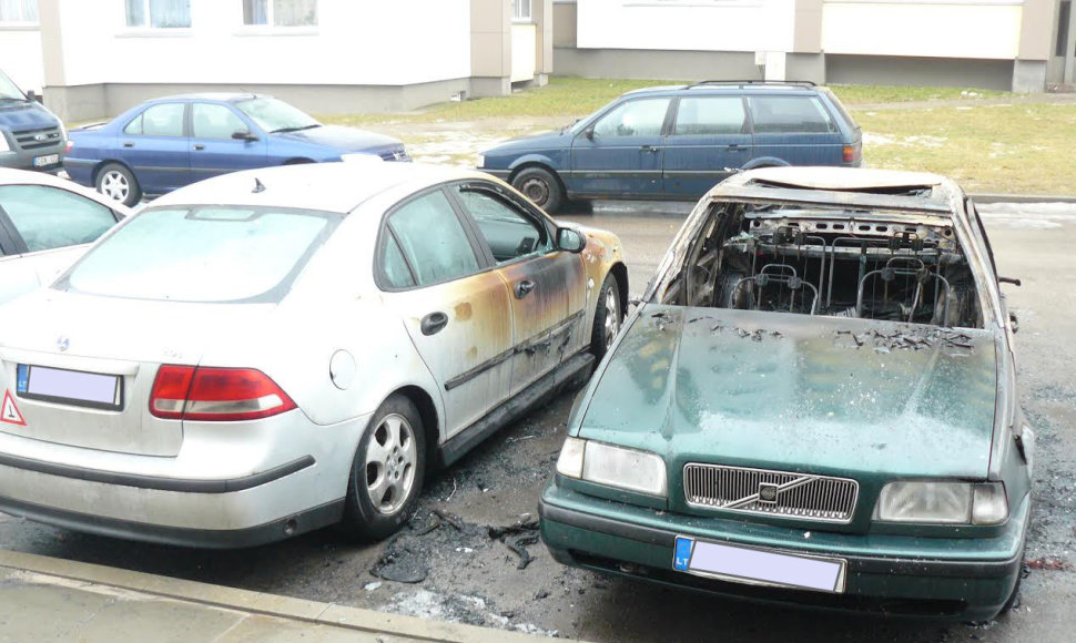 Naktį sudegė vienas automobilis, šalia stovėję kiti du – apdegė.