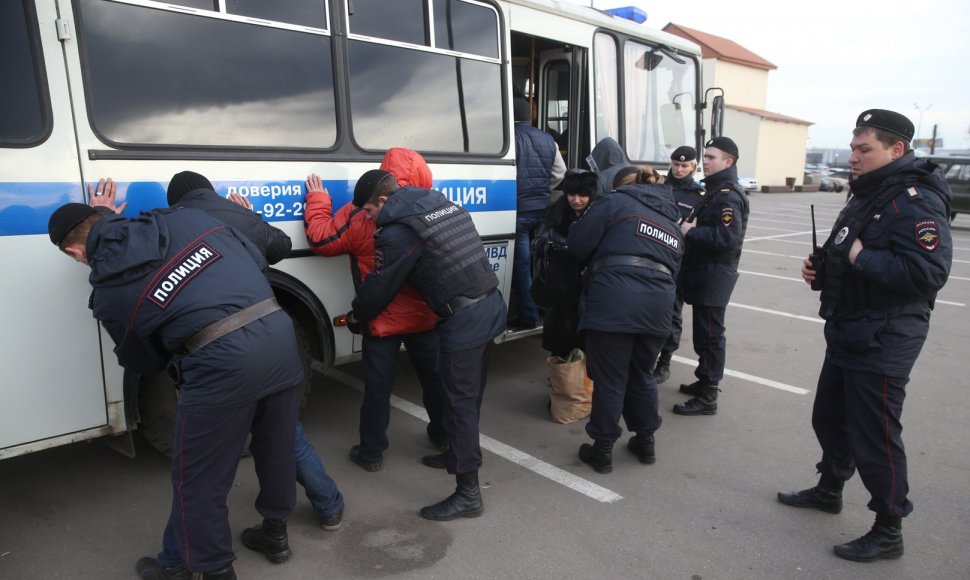 Rusijos policija sulaiko įtariamuosius