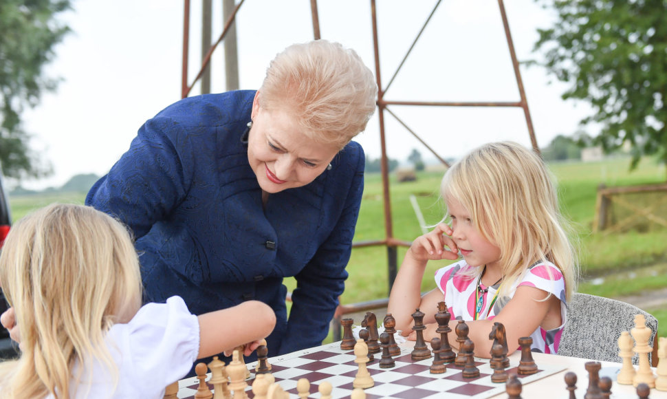 2016 07 26. Lietuvos Respublikos Prezidentė Dalia Grybauskaitė lankosi Tulpiakiemio vaikų dienos centre