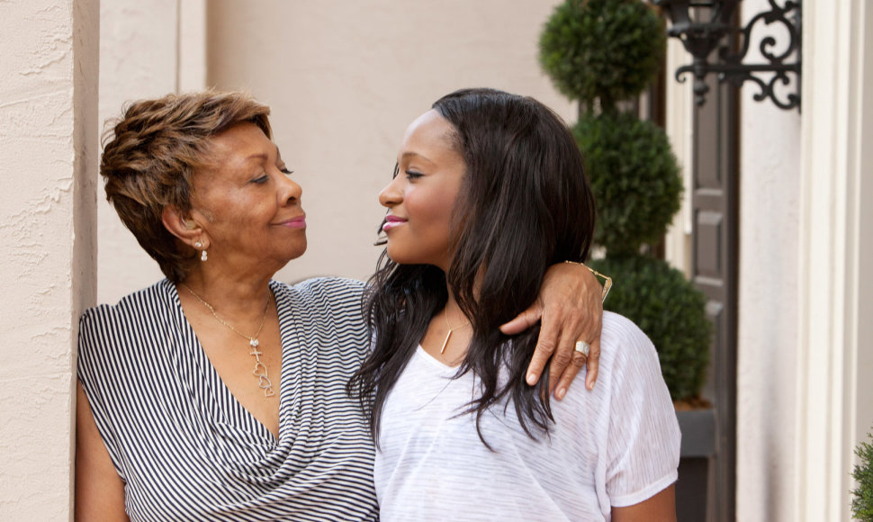 Bobbi Kristina Brown su močiute Cissy Houston