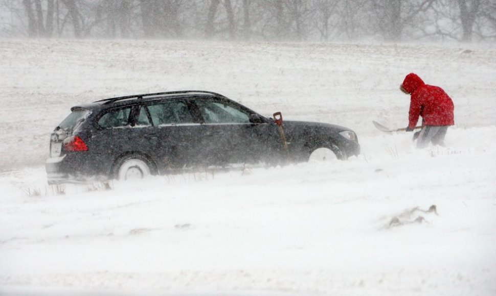 Užpustytame kelyje užklimpęs automobilis