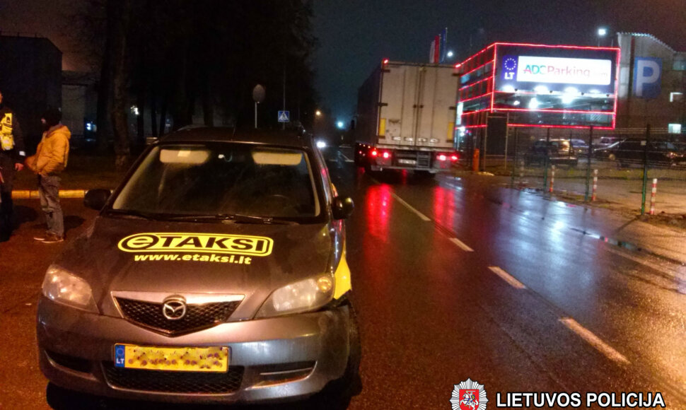 Policijai įkliuvo Vilniaus oro uosto prieigose darbavęsis neblaivus taksi vairuotojas