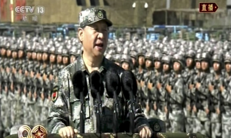 Xi Jinpingas vadovavo kariniam paradui