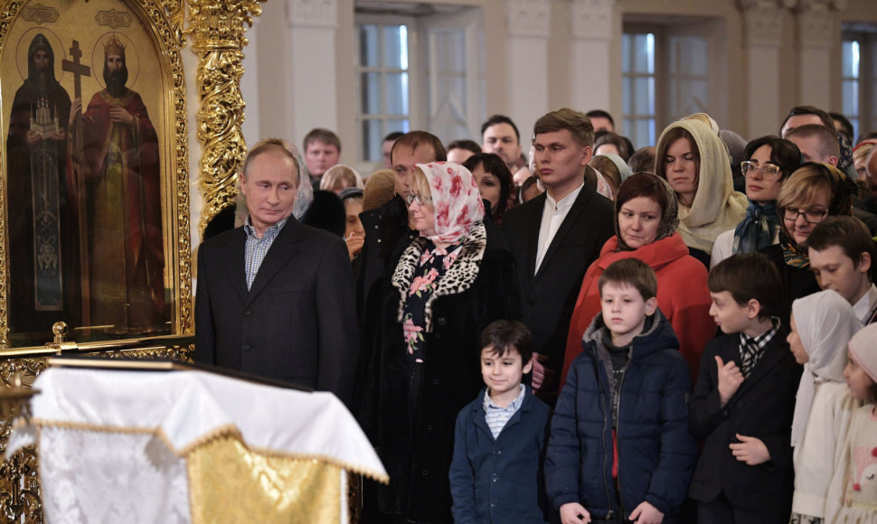 Vladimiras Putinas pamaldose dalyvavo Šventųjų Simono ir Onos cerkvėje Sankt Peterburge.