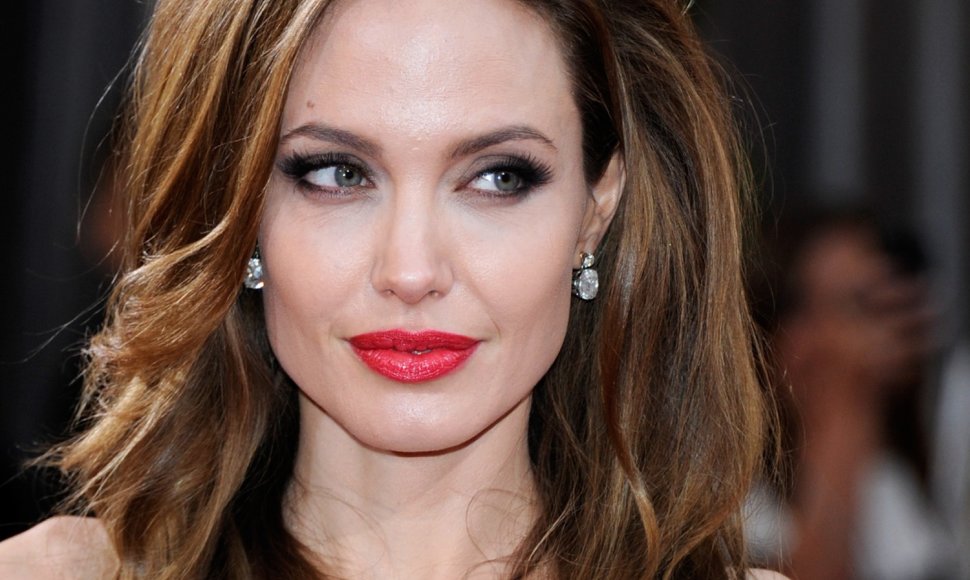 Tobula moteris anot vyrų turėtų turėti Angelinos Jolie lūpas ir skruostikaulius