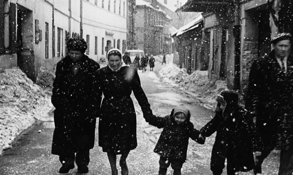 Šeima ir sniegas. Vilnius, Totorių gatvė, 1964 m.