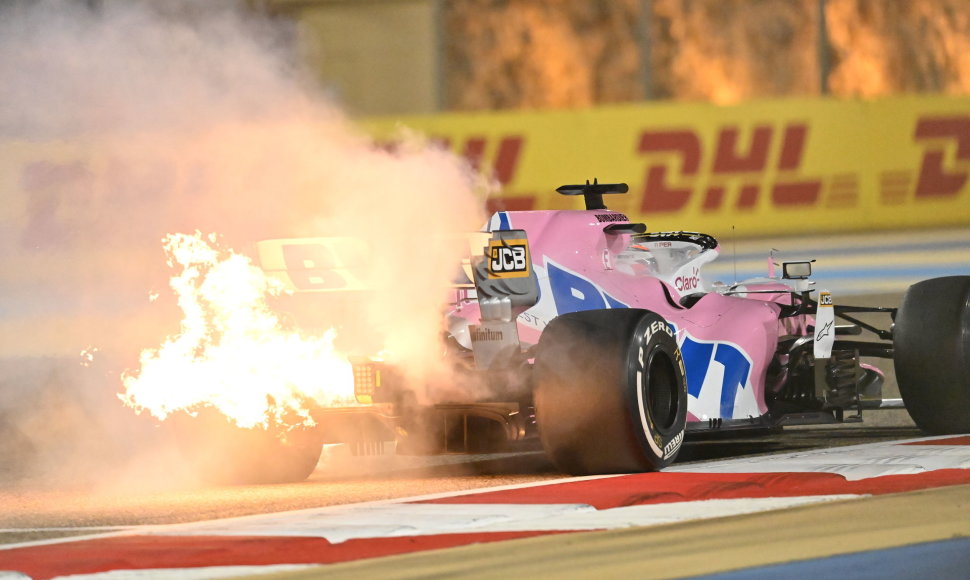 Bahreino Formulės 1 Grand Prix sudrebino dvi avarijos, užsodegė Sergio Perezo variklis