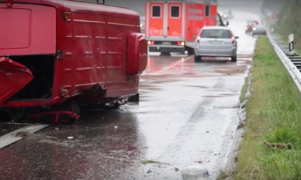 Vokietijoje apvirtęs lietuvių mikroautobusas