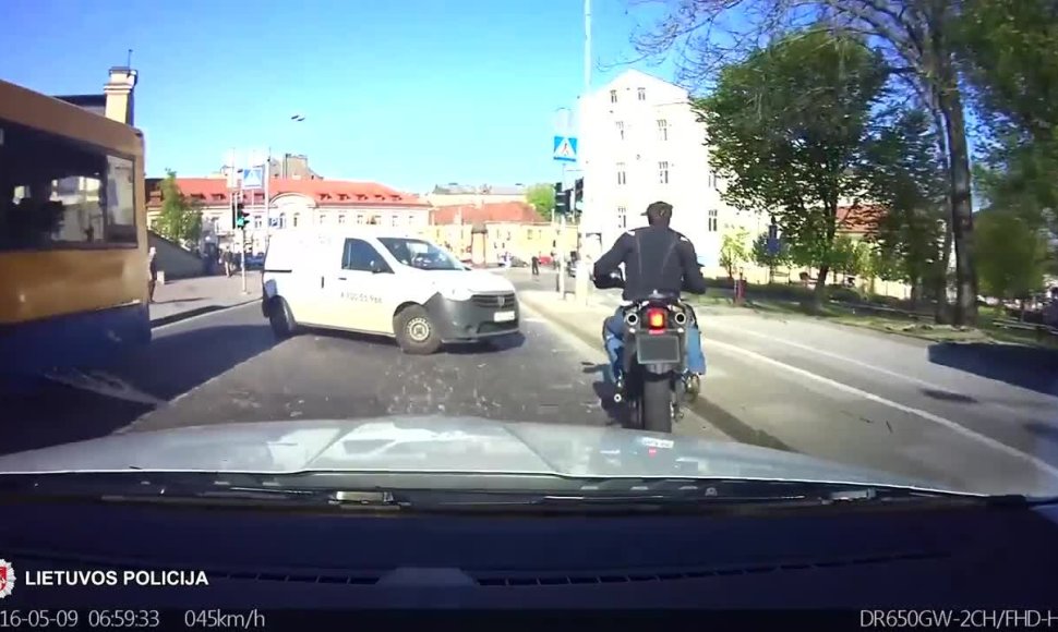 nufilmuota-kaip-policija-persekioja-sostines-gatvemis-sprukusi-motociklininka