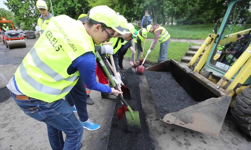 VIDEO kadras: Studentai lopė Vilniaus kiemo duobes