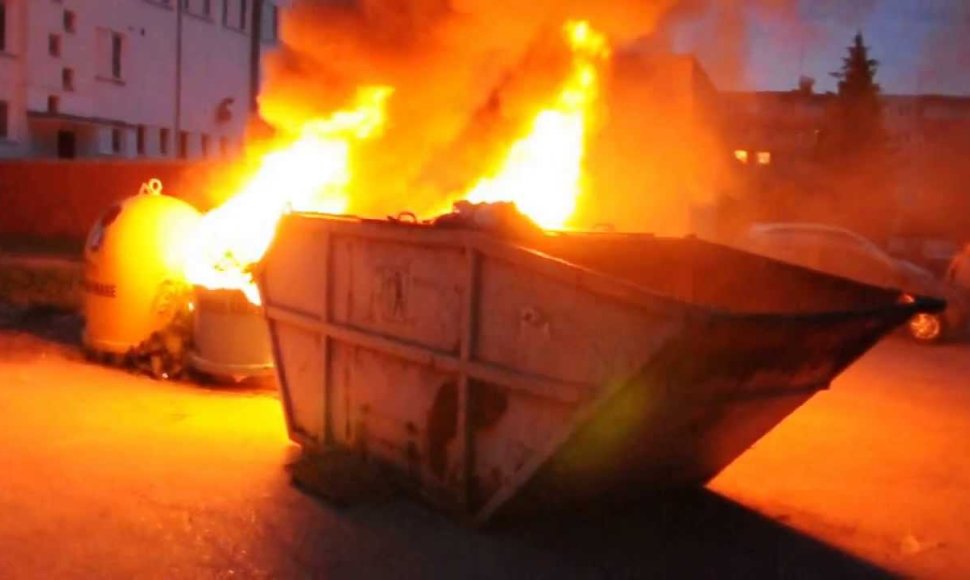 VIDEO kadras: Užsidegęs konteineris vos netapo keturių automobilių gaisro priežastimi (video)-981