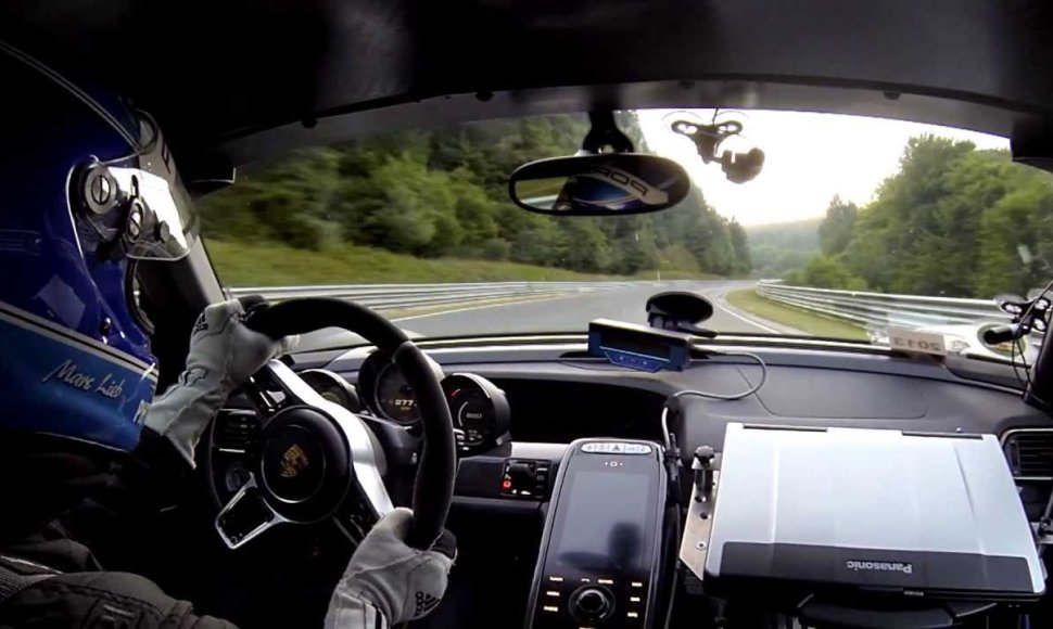 VIDEO kadras: „Porsche 918 Spyder“ rekordas Niurburgringe