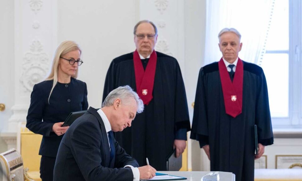 Generalinės prokurorės pavaduotojų Artūro Urbelio (kairėje) ir Kastyčio Šikšnio priesaikas priėmė prezidentas Gitanas Nausėda