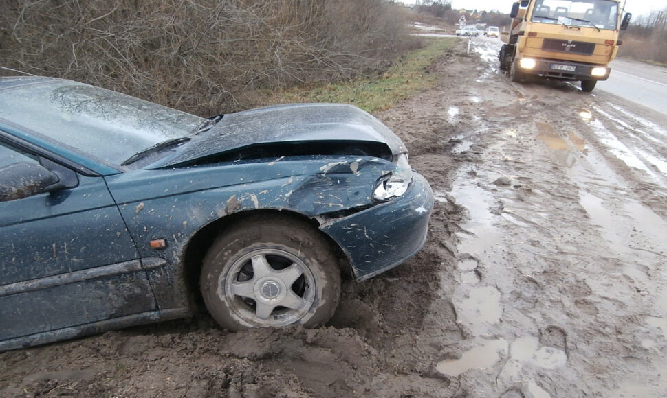 Nuo kelio nuskriejęs „Subaru“