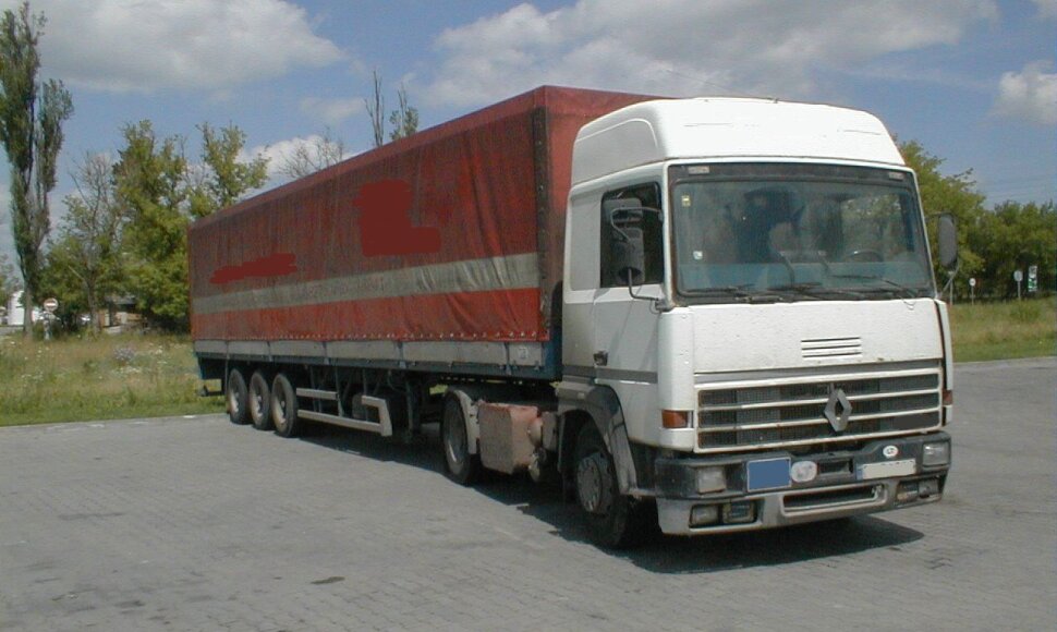 Bylos įkalčiai: vilkikas su puspriekabe