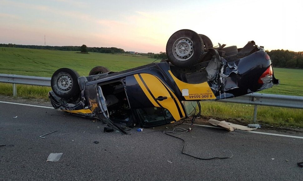 Sekmadienio vakarą kelyje Klaipėda-Palanga-Liepoja apsivertė muitininkų automobilis