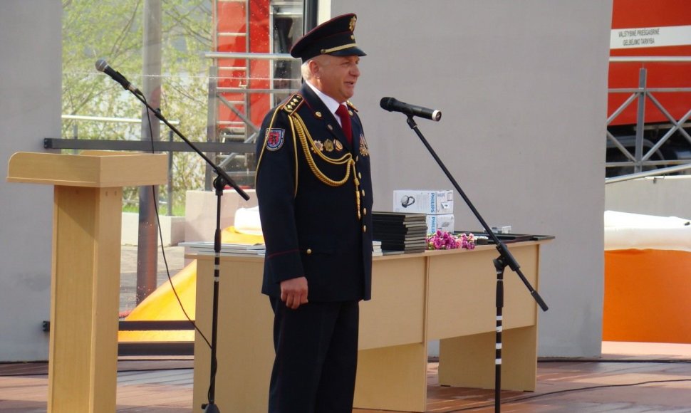 Su tarnyba atsisveikinęs ilgametis Telšių priešgaisrinės gelbėjimo valdybos viršininkas Rimaldas Paulauskas.