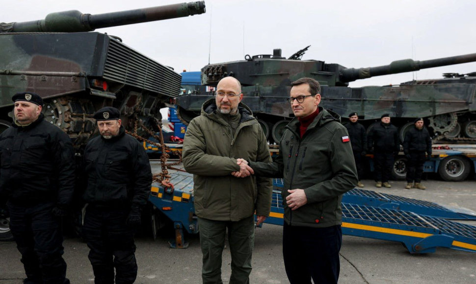 Lenkijos premjeras Mateuszas Morawieckis ir Ukrainos premjeras Denysas Šmyhalis prie pirmosios „Leopard“ tankų partijos Kyjive