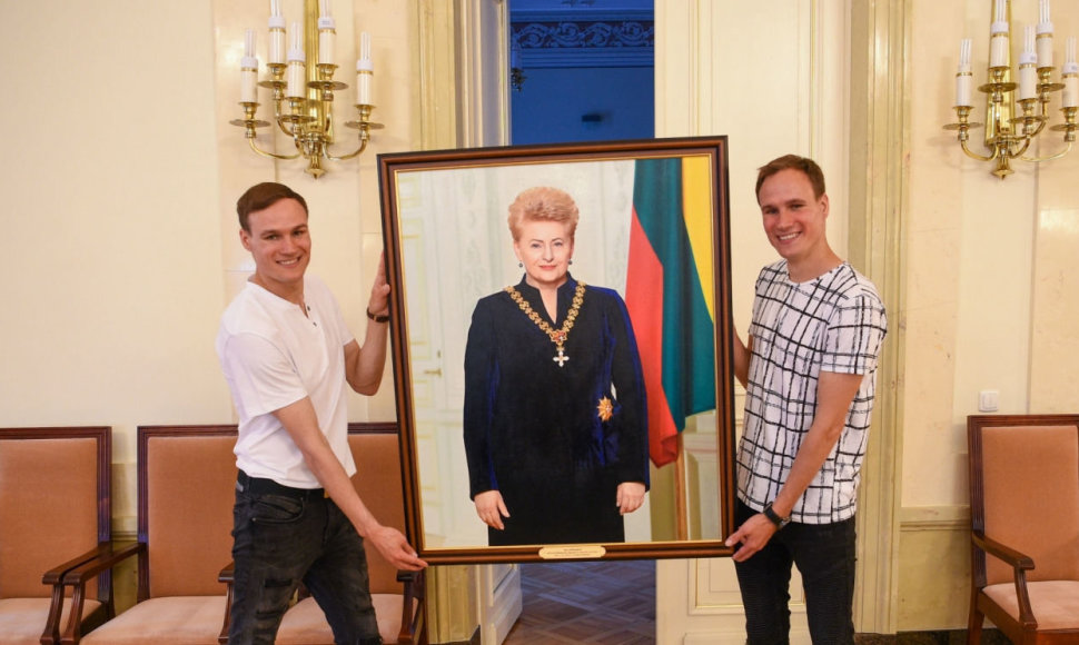 Lietuvos prezidentūroje pakabintas brolių alytiškių Remigijaus ir Algirdo Gataveckų nutapytas prezidentės Dalios Grybauskaitės paveikslas.
