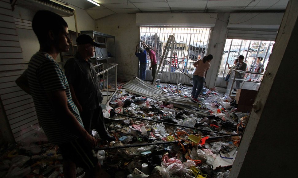 Neapsikentę nepriteklių Venesuelos gyventojai plėšia ir niokoja parduotuves