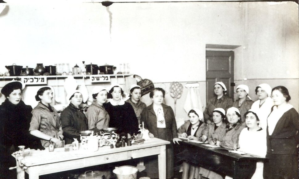 Fania Lewando (centre) kartu su savo kulinarijos mokyklos mokinėmis.