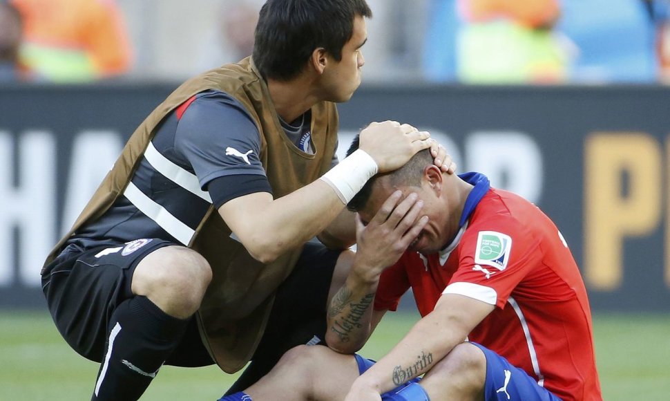 Čilės žaidėjas Gary Medelis verkia po nesėkmės čempionate