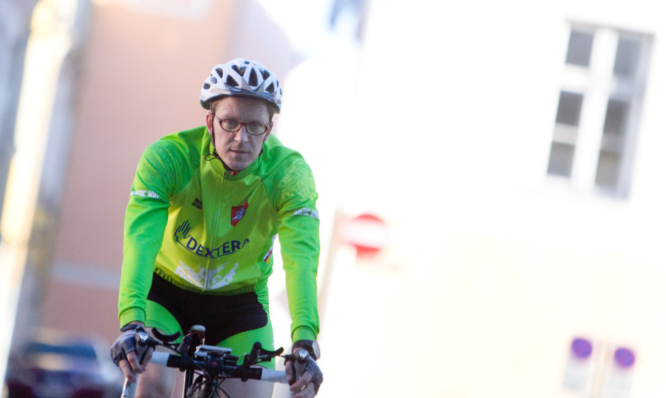 Aidas Jarušaitis dviračiu keliauja Baltijos keliu