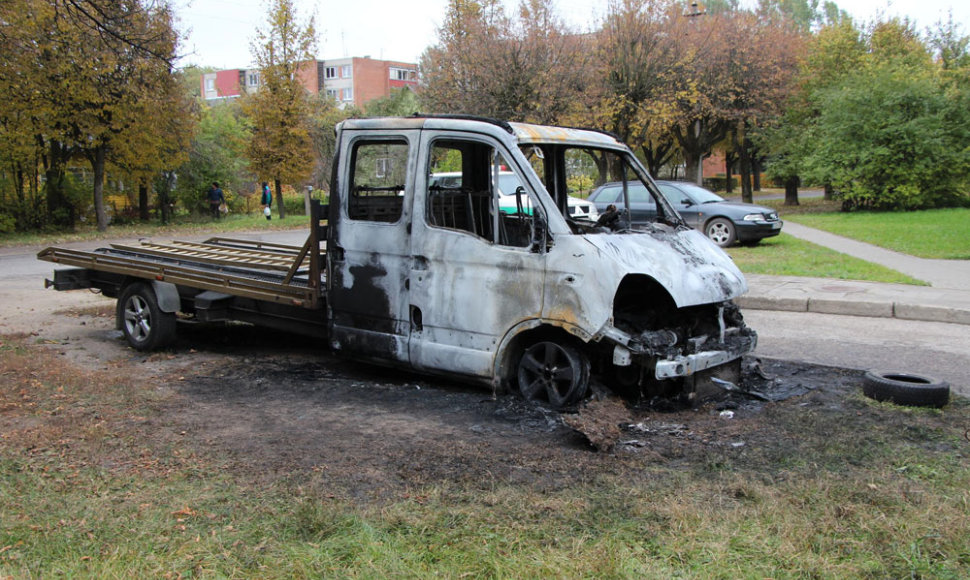 Ukmergėje sudegintas „Opel Manono“