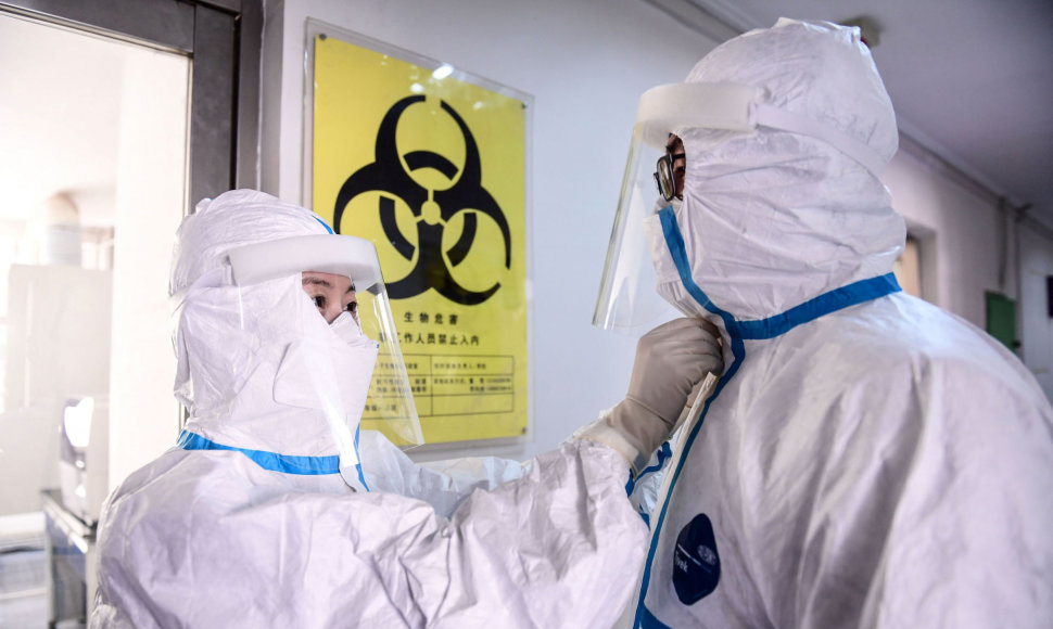 Kinijos virusologijos laboratorijų mokslininkai laikosi ypatingų saugumo reikalavimų