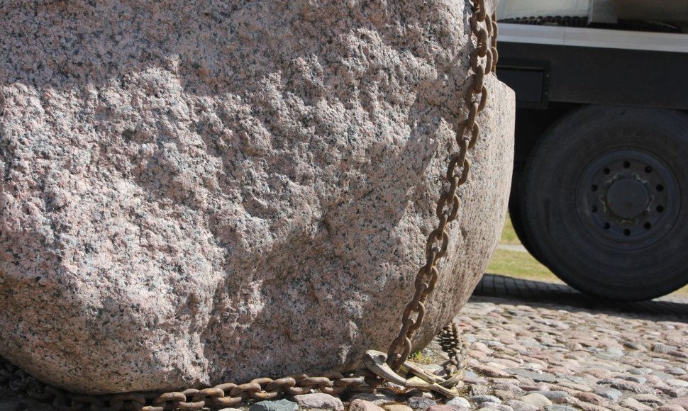 Jonavoje darbininkai nukėlė 27 tonas sveriantį akmenį