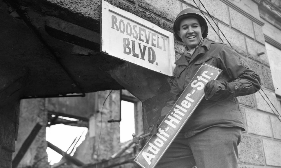 Amerikiečių karys nuima Adolfo Hitlerio vardu pavadintos gatvės lentelę
