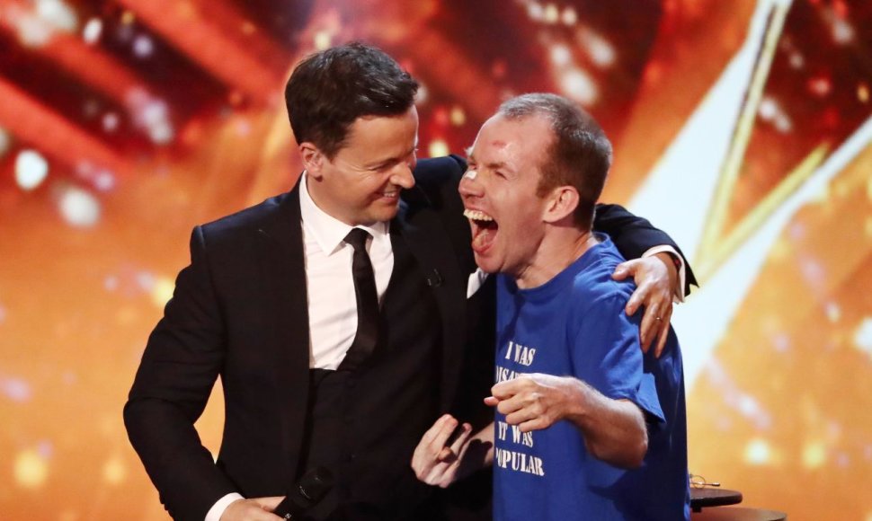 „Britain's Got Talent“ nugalėtojas Lost Voice Guy su šou vedėju Declanu Donnelly